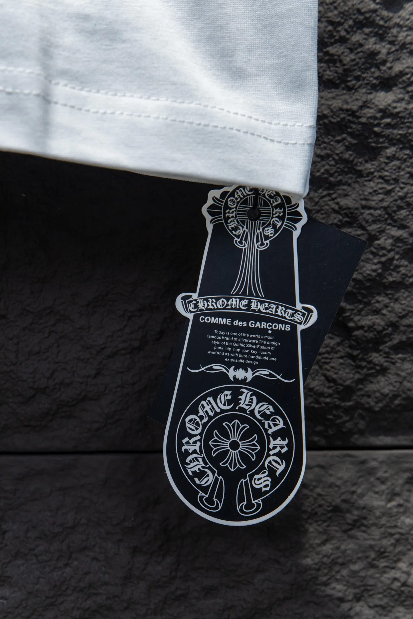 P180 🆕Chrome hearts 25ss os version is really charming and Chrome hearts are really unique. Each season's new version is made to the extreme. It is very practical and can be worn casually. Nice✔️ - ⚠️100% cotton. It is made of 32-count double yarn, 260-gram weight fabric and imported knitted needle carded cotton. It has moderate thickness, drape and contour, and the upper body is comfortable! ! It is very tolerant to fat body types and can instantly lose five pounds after wearing it!  The front and rear panels are hand-printed on the silk screen platen, and the 3D full-color scan pattern is used as film to ensure that the printing pattern is restored to the highest degree, and the printing is made to have a cracking effect and is reinforced and not easy to fall off. The upper and lower LOGO printing has a strong touch texture. The printing material uses environmentally friendly active water slurry and anti-sublimation liquid for the base. The garments can withstand washing without stripping. The addition of handmade elements to the body of the garment greatly increases the interest of the garment and creates a unique visual effect. After special treatment, a unique effect is formed. An irregular hem is added to the version. This year's Kroxin is the main version. In the past two years, the oversize version has become the focus of the trend and has been a popular staple in the past two years. The change of designers has made this brand an instant hit. The progressive fashion of the times also needs the blood impact of fresh elements and trendy designs in order to continue its glory! It’s stylish both inside and outside, a must-have for high street travel! An absolute "eye-catching style" that can match couples 💏 Color: Black White Size: S M L XL